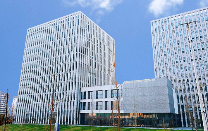 防静电地板与陶瓷面防静电地板性能差异及选型建议